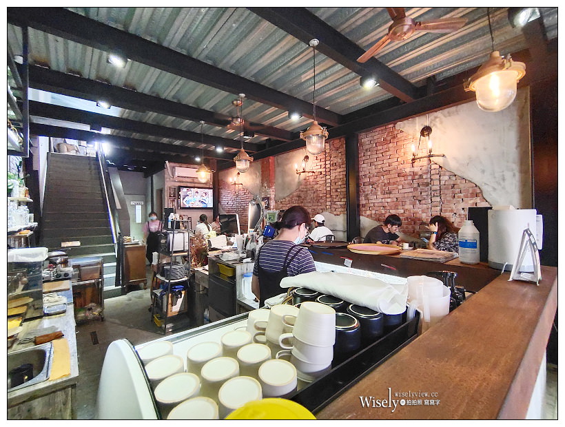 台中東區。復興咖啡交易所 FXCE︱火車新站旁的復古港式餐廳，必點超好吃的西多士，還有視覺系的奶茶咖啡～台中火車站咖啡廳 x 台中港式茶餐廳 x 台中美食