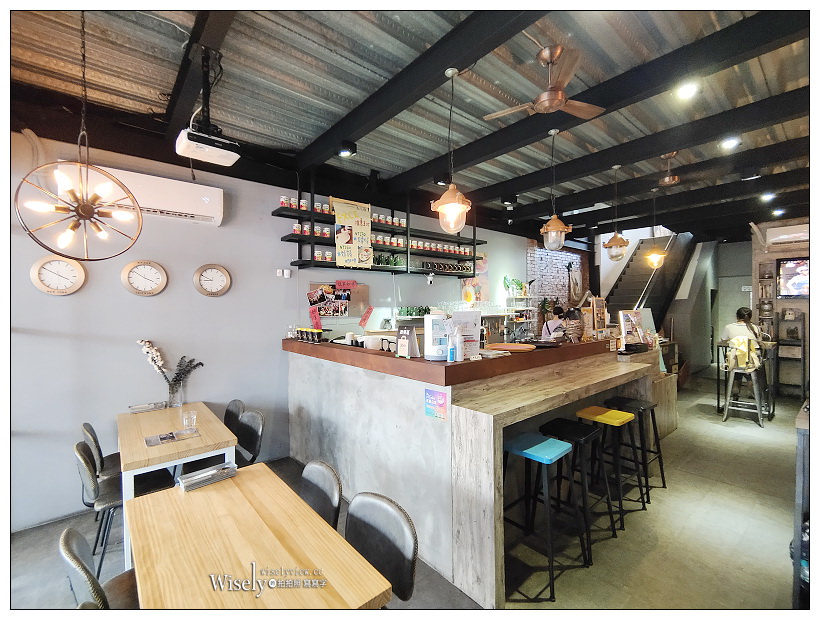 台中東區。復興咖啡交易所 FXCE︱火車新站旁的復古港式餐廳，必點超好吃的西多士，還有視覺系的奶茶咖啡～台中火車站咖啡廳 x 台中港式茶餐廳 x 台中美食