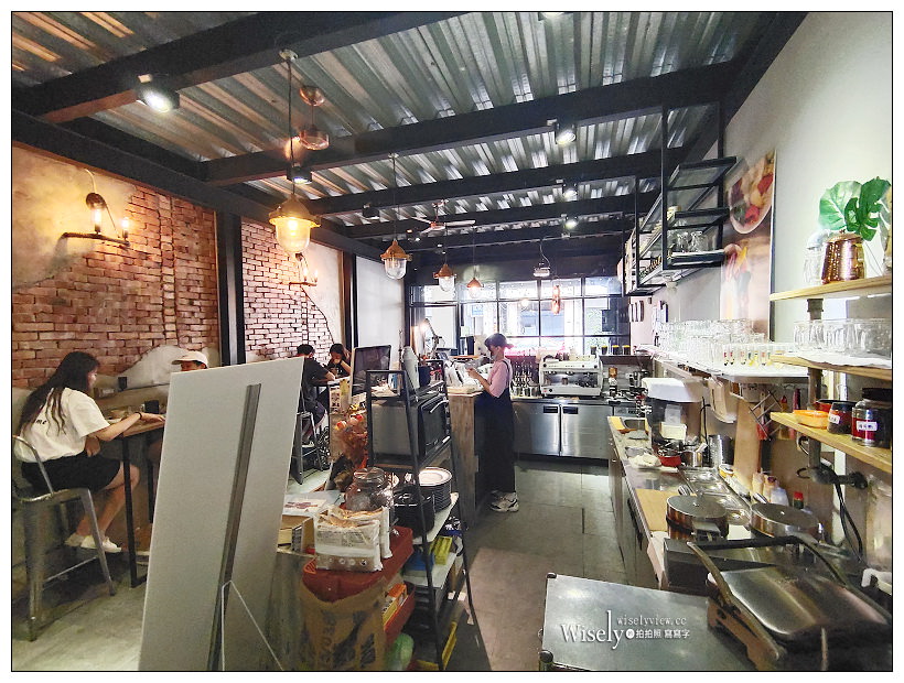 台中東區。復興咖啡交易所 FXCE︱火車新站旁的復古港式餐廳，必點超好吃的西多士，還有視覺系的奶茶咖啡～台中火車站咖啡廳 x 台中港式茶餐廳 x 台中美食