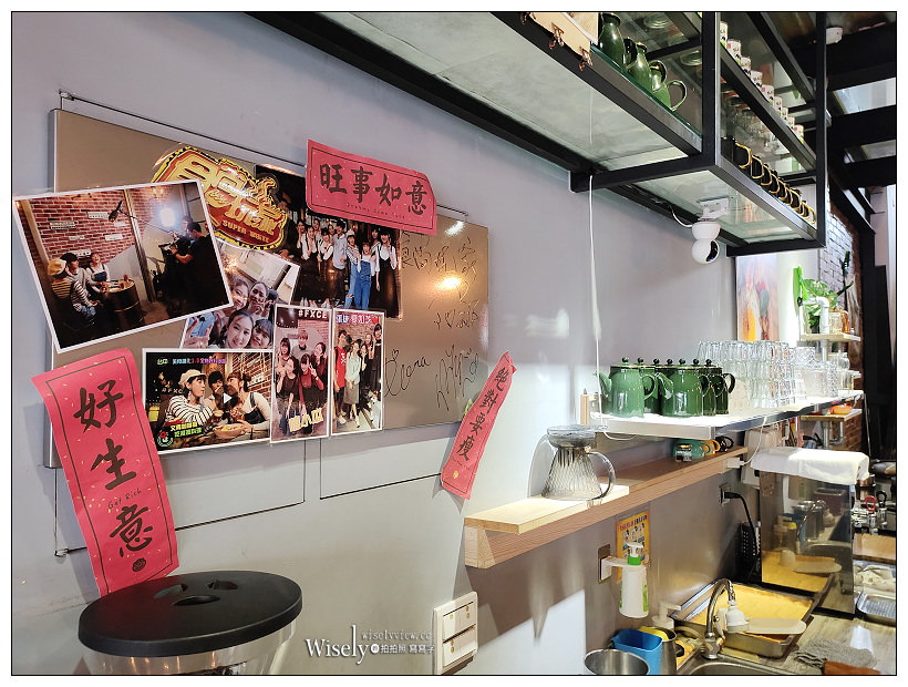 台中東區。復興咖啡交易所 FXCE︱火車新站旁的復古港式餐廳，必點超好吃的西多士，還有視覺系的奶茶咖啡～台中火車站咖啡廳 x 台中港式茶餐廳 x 台中美食