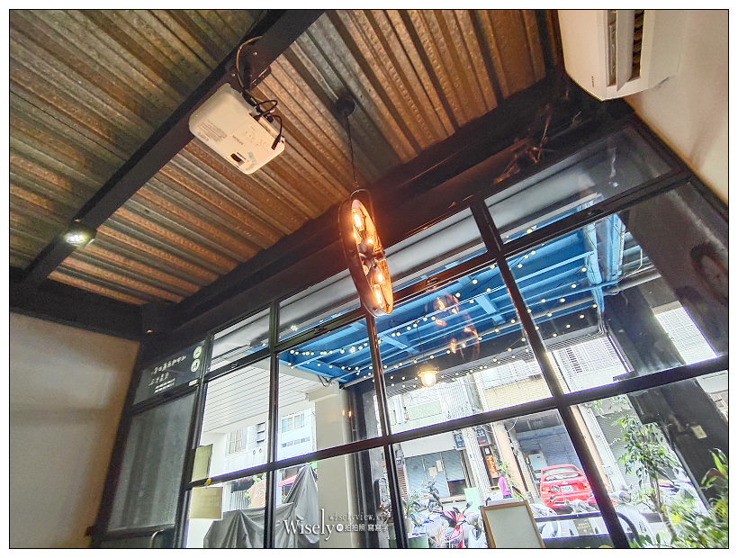 台中東區。復興咖啡交易所 FXCE︱火車新站旁的復古港式餐廳，必點超好吃的西多士，還有視覺系的奶茶咖啡～台中火車站咖啡廳 x 台中港式茶餐廳 x 台中美食