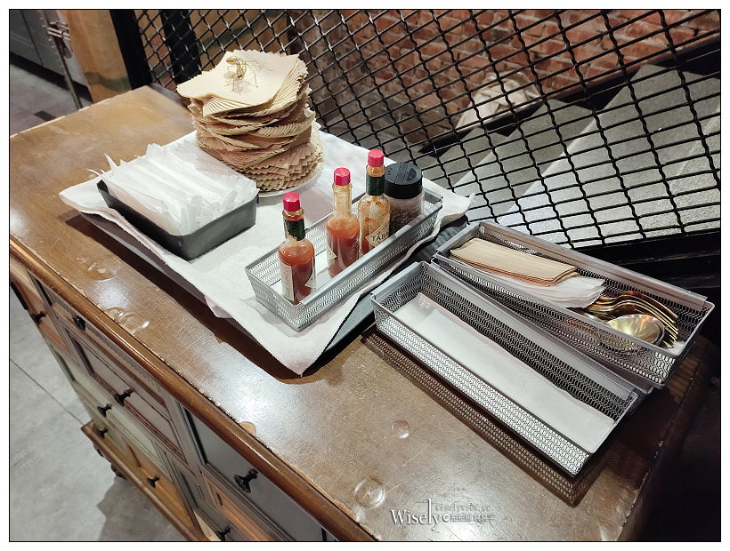 台中東區。復興咖啡交易所 FXCE︱火車新站旁的復古港式餐廳，必點超好吃的西多士，還有視覺系的奶茶咖啡～台中火車站咖啡廳 x 台中港式茶餐廳 x 台中美食