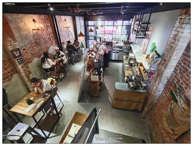 台中東區。復興咖啡交易所 FXCE︱火車新站旁的復古港式餐廳，必點超好吃的西多士，還有視覺系的奶茶咖啡～台中火車站咖啡廳 x 台中港式茶餐廳 x 台中美食