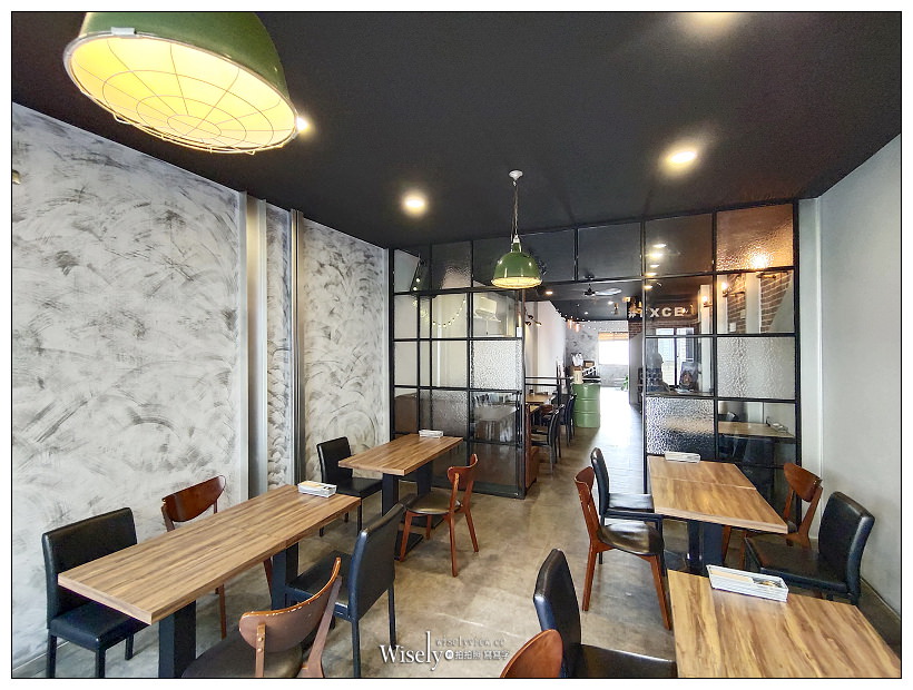 台中東區。復興咖啡交易所 FXCE︱火車新站旁的復古港式餐廳，必點超好吃的西多士，還有視覺系的奶茶咖啡～台中火車站咖啡廳 x 台中港式茶餐廳 x 台中美食