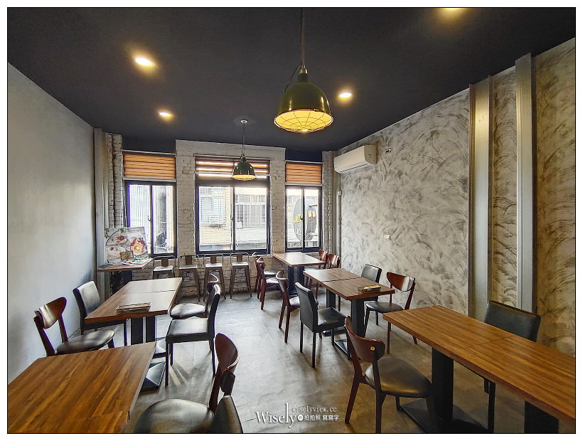 台中東區。復興咖啡交易所 FXCE︱火車新站旁的復古港式餐廳，必點超好吃的西多士，還有視覺系的奶茶咖啡～台中火車站咖啡廳 x 台中港式茶餐廳 x 台中美食