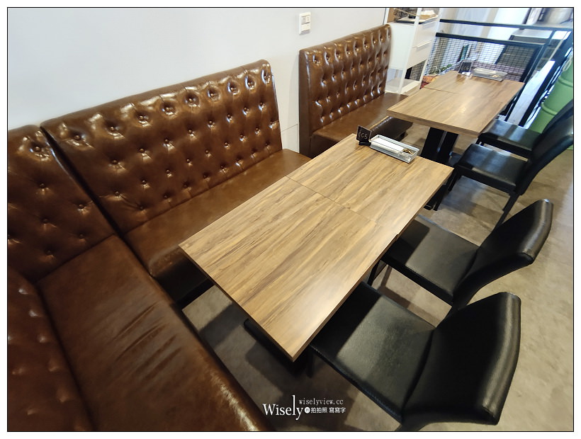 台中東區。復興咖啡交易所 FXCE︱火車新站旁的復古港式餐廳，必點超好吃的西多士，還有視覺系的奶茶咖啡～台中火車站咖啡廳 x 台中港式茶餐廳 x 台中美食