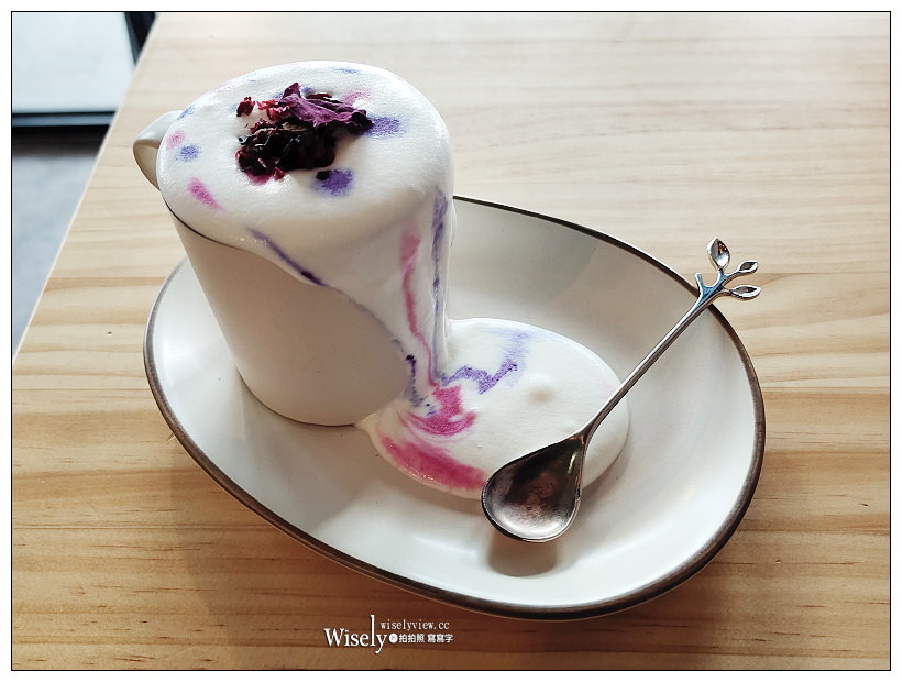 台中東區。復興咖啡交易所 FXCE︱火車新站旁的復古港式餐廳，必點超好吃的西多士，還有視覺系的奶茶咖啡～台中火車站咖啡廳 x 台中港式茶餐廳 x 台中美食