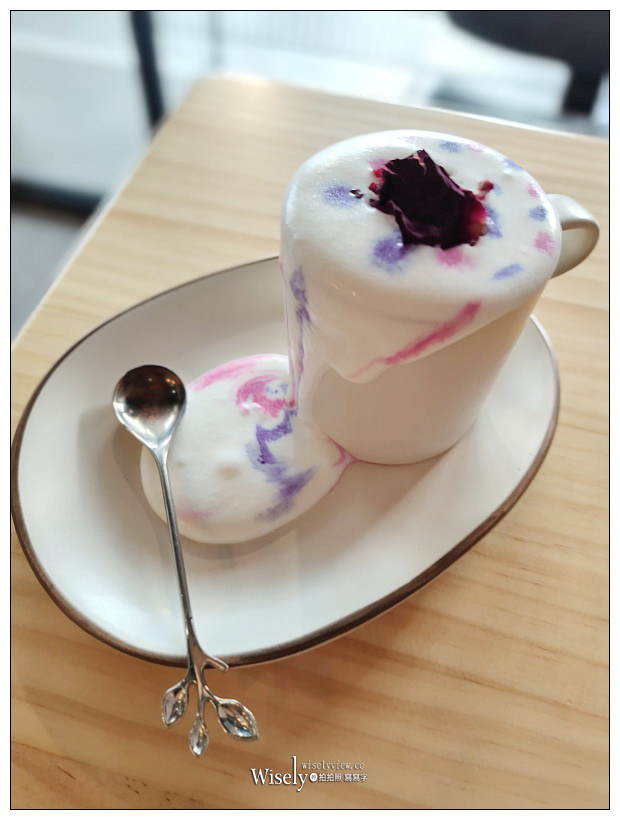 台中東區。復興咖啡交易所 FXCE︱火車新站旁的復古港式餐廳，必點超好吃的西多士，還有視覺系的奶茶咖啡～台中火車站咖啡廳 x 台中港式茶餐廳 x 台中美食