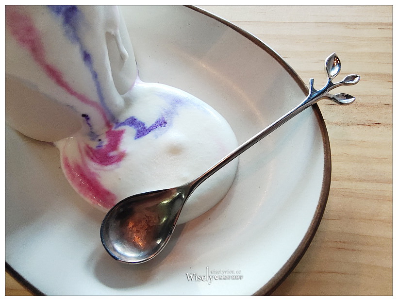 台中東區。復興咖啡交易所 FXCE︱火車新站旁的復古港式餐廳，必點超好吃的西多士，還有視覺系的奶茶咖啡～台中火車站咖啡廳 x 台中港式茶餐廳 x 台中美食