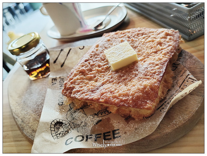 台中東區。復興咖啡交易所 FXCE︱火車新站旁的復古港式餐廳，必點超好吃的西多士，還有視覺系的奶茶咖啡～台中火車站咖啡廳 x 台中港式茶餐廳 x 台中美食