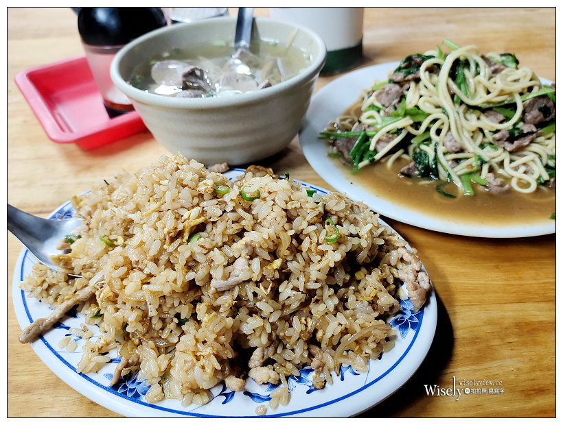 板橋美食。裕民街夜市炒飯燴飯︱不加沙茶以醬油快炒風味，煎蔥蛋與三鮮燴飯必點～捷運新埔站美食