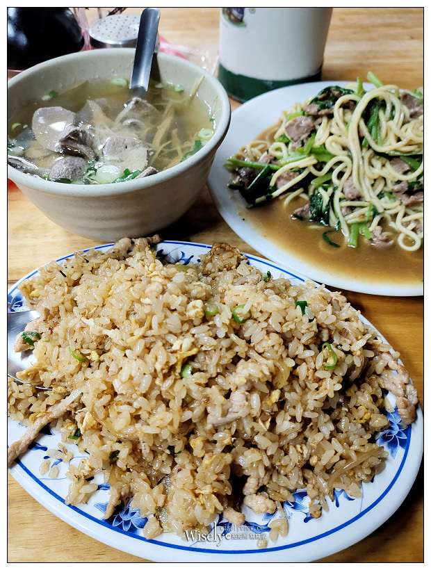 板橋美食。裕民街夜市炒飯燴飯︱不加沙茶以醬油快炒風味，煎蔥蛋與三鮮燴飯必點～捷運新埔站美食
