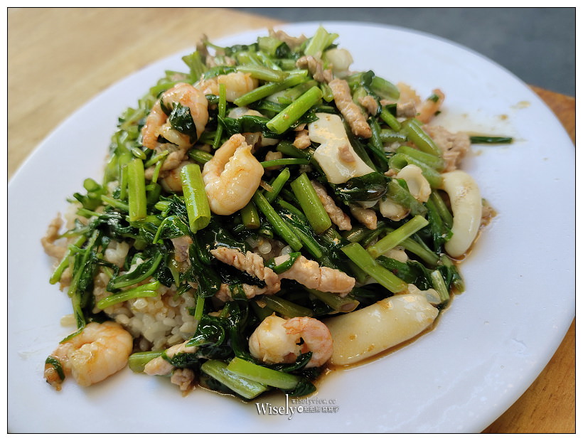 板橋美食。裕民街夜市炒飯燴飯︱不加沙茶以醬油快炒風味，煎蔥蛋與三鮮燴飯必點～捷運新埔站美食