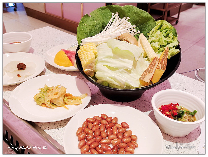 歇業。ATT4Fun 美滋鍋︱來自新加坡人氣鍋物，多項湯頭與風味食材，夢幻粉色系空間 x 必點膠原蛋白湯底、魚豆腐、炸響鈴～捷運台北101世貿站美食