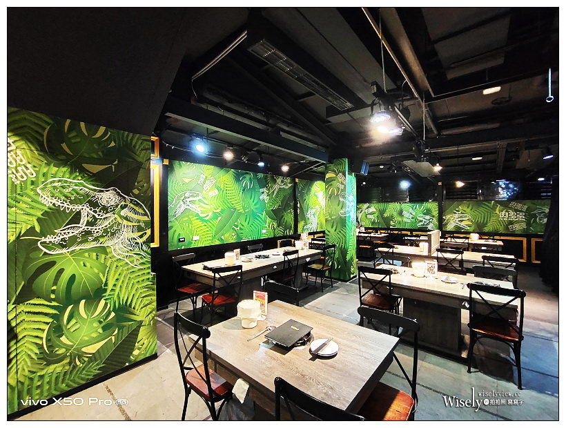 肉多多火鍋 台中向上店︱2020冬季新菜單＋視覺系裝潢&蔬食自助吧吃到飽：16盎司肉蛋糕、海多多海鮮船、好肉系列雙人套餐～台中西區美食 x 台中火鍋