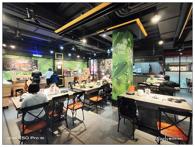 肉多多火鍋 台中向上店︱2020冬季新菜單＋視覺系裝潢&蔬食自助吧吃到飽：16盎司肉蛋糕、海多多海鮮船、好肉系列雙人套餐～台中西區美食 x 台中火鍋