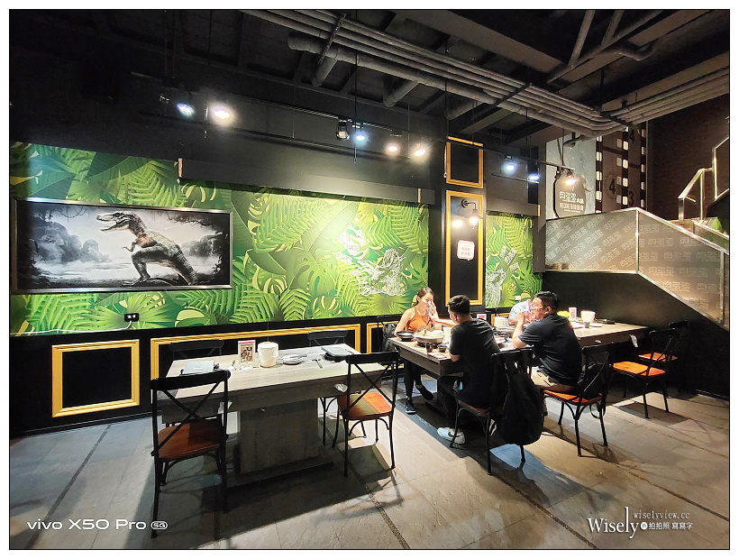 肉多多火鍋 台中向上店︱2020冬季新菜單＋視覺系裝潢&蔬食自助吧吃到飽：16盎司肉蛋糕、海多多海鮮船、好肉系列雙人套餐～台中西區美食 x 台中火鍋