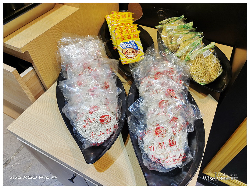 肉多多火鍋 台中向上店︱2020冬季新菜單＋視覺系裝潢&蔬食自助吧吃到飽：16盎司肉蛋糕、海多多海鮮船、好肉系列雙人套餐～台中西區美食 x 台中火鍋