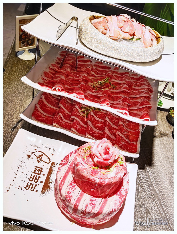 肉多多火鍋 台中向上店︱2020冬季新菜單＋視覺系裝潢&蔬食自助吧吃到飽：16盎司肉蛋糕、海多多海鮮船、好肉系列雙人套餐～台中西區美食 x 台中火鍋