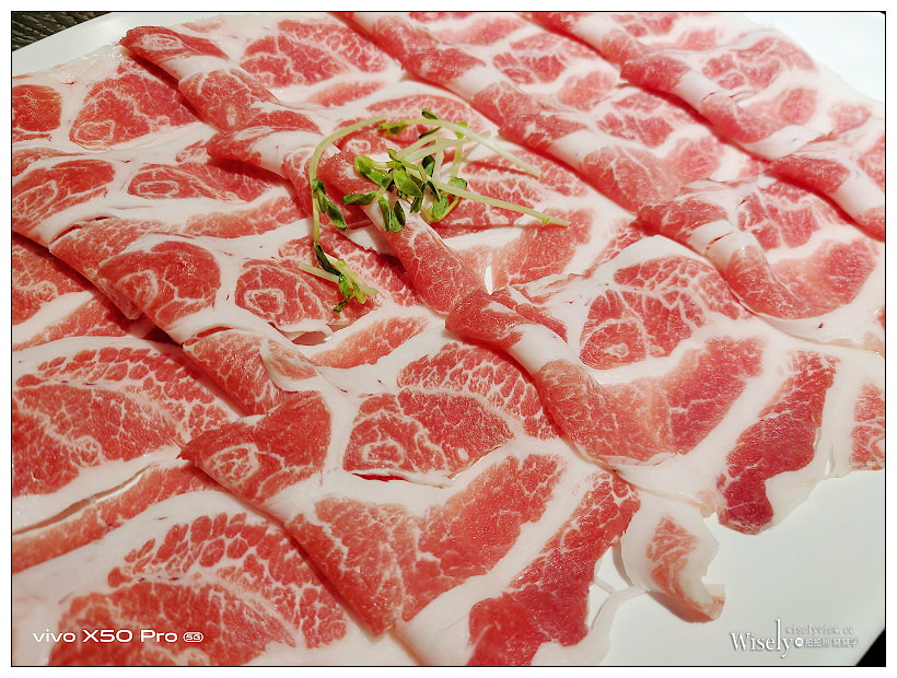 肉多多火鍋 台中向上店︱2020冬季新菜單＋視覺系裝潢&蔬食自助吧吃到飽：16盎司肉蛋糕、海多多海鮮船、好肉系列雙人套餐～台中西區美食 x 台中火鍋