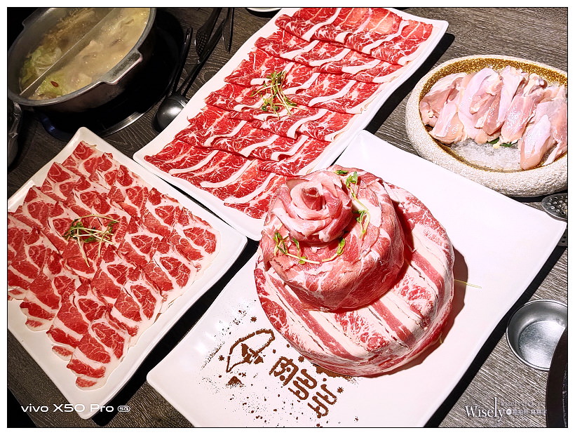 肉多多火鍋 台中向上店︱2020冬季新菜單＋視覺系裝潢&蔬食自助吧吃到飽：16盎司肉蛋糕、海多多海鮮船、好肉系列雙人套餐～台中西區美食 x 台中火鍋