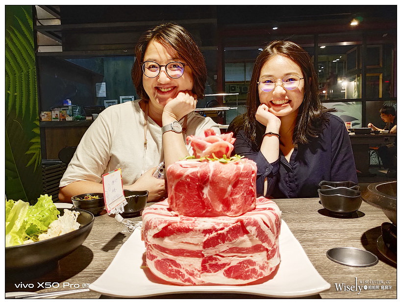 肉多多火鍋 台中向上店︱2020冬季新菜單＋視覺系裝潢&蔬食自助吧吃到飽：16盎司肉蛋糕、海多多海鮮船、好肉系列雙人套餐～台中西區美食 x 台中火鍋