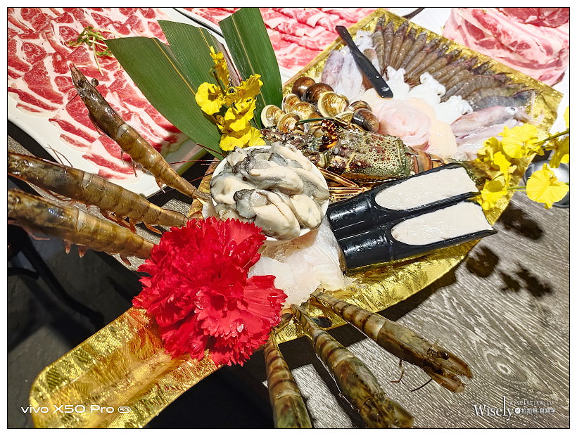 肉多多火鍋 台中向上店︱2020冬季新菜單＋視覺系裝潢&蔬食自助吧吃到飽：16盎司肉蛋糕、海多多海鮮船、好肉系列雙人套餐～台中西區美食 x 台中火鍋