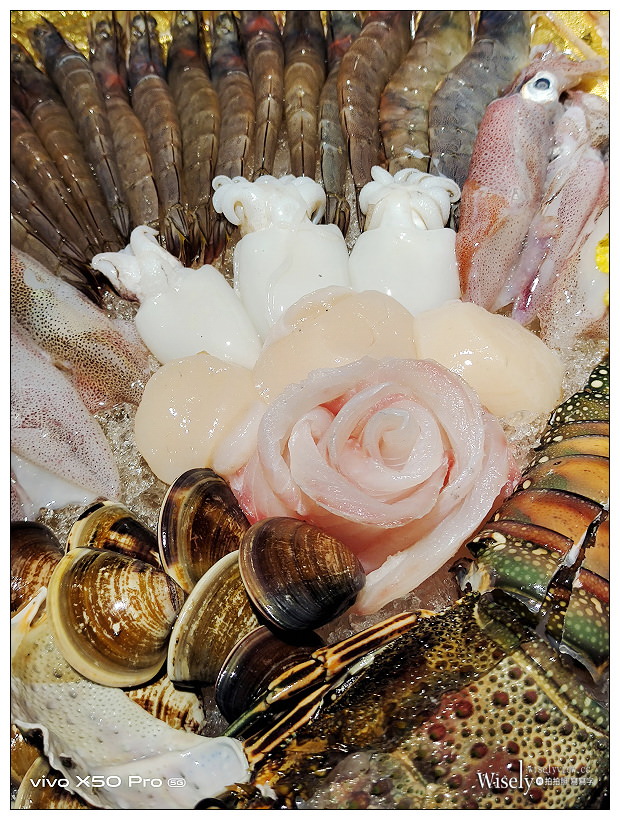 肉多多火鍋 台中向上店︱2020冬季新菜單＋視覺系裝潢&蔬食自助吧吃到飽：16盎司肉蛋糕、海多多海鮮船、好肉系列雙人套餐～台中西區美食 x 台中火鍋