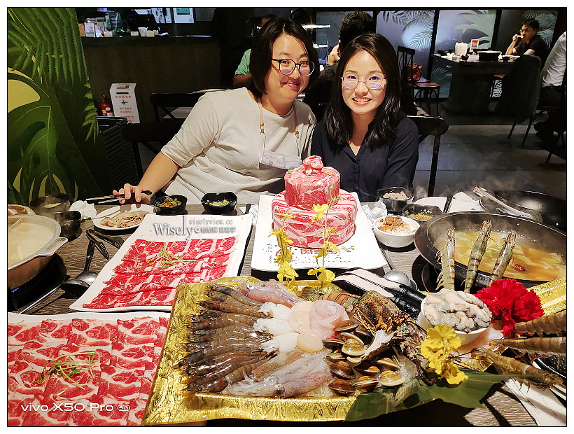 肉多多火鍋 台中向上店︱2020冬季新菜單＋視覺系裝潢&蔬食自助吧吃到飽：16盎司肉蛋糕、海多多海鮮船、好肉系列雙人套餐～台中西區美食 x 台中火鍋