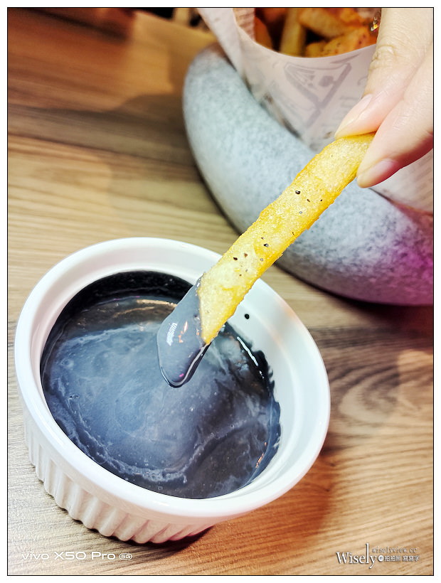 松菸美食。隱世新樂園(歇業)︱音樂美酒佳餚的文創餐酒館，豐富多元跨國料理～捷運市政府站美食 x 信義區美食