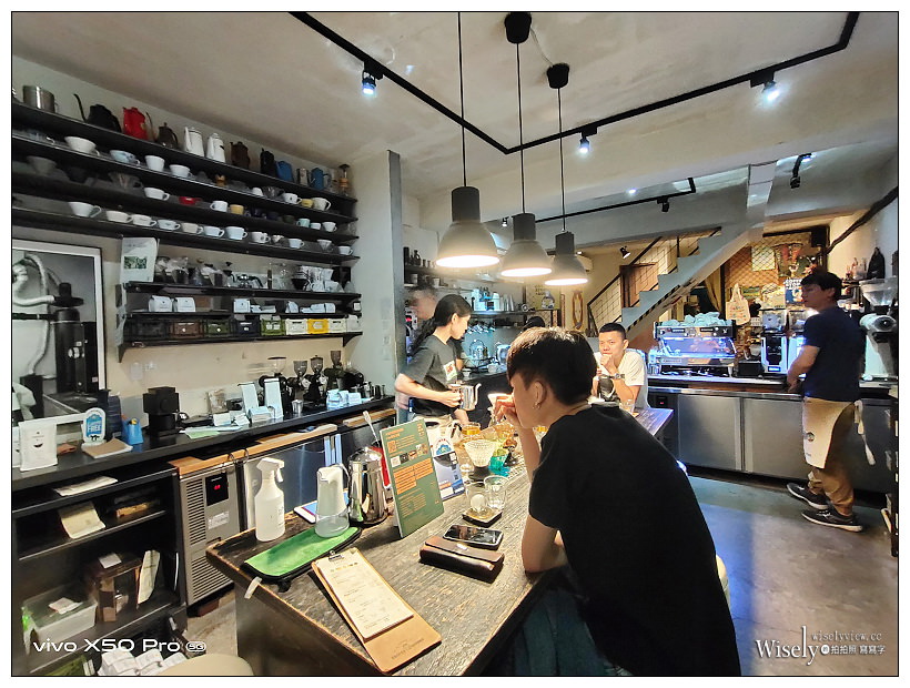 台中西區。Coffee Stopover︱自家烘培豆與專業手沖，在地知名文青老宅咖啡店；鬍子大叔咖啡浪遊／大和村裡的美術館～台中西區美食 x 台中網紅咖啡店