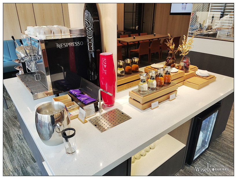 高雄新興。JOHO HOTEL︱相鄰車站捷運的精品酒店，半自助早餐午茶誠意十足，設施齊全高檔服務佳，頂樓夜景也很棒~高雄車站住宿推薦