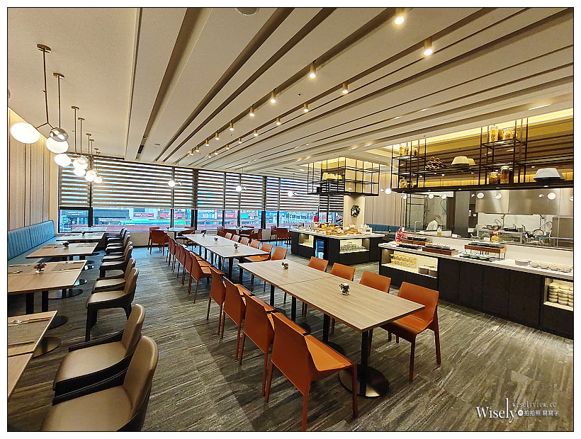 高雄新興。JOHO HOTEL︱相鄰車站捷運的精品酒店，半自助早餐午茶誠意十足，設施齊全高檔服務佳，頂樓夜景也很棒~高雄車站住宿推薦