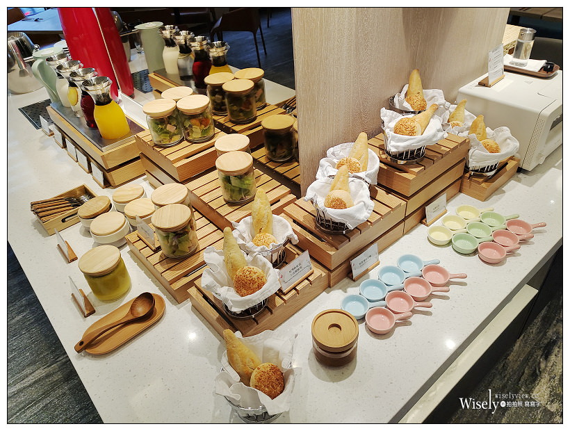 高雄新興。JOHO HOTEL︱相鄰車站捷運的精品酒店，半自助早餐午茶誠意十足，設施齊全高檔服務佳，頂樓夜景也很棒~高雄車站住宿推薦