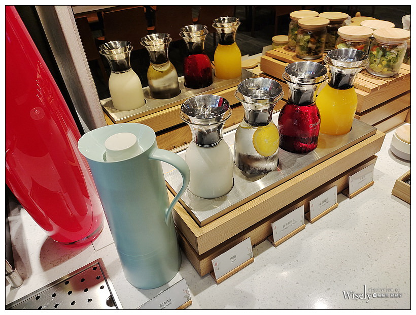 高雄新興。JOHO HOTEL︱相鄰車站捷運的精品酒店，半自助早餐午茶誠意十足，設施齊全高檔服務佳，頂樓夜景也很棒~高雄車站住宿推薦