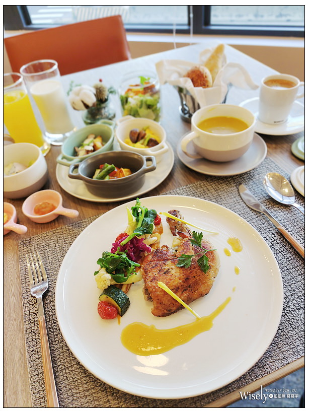 高雄新興。JOHO HOTEL︱相鄰車站捷運的精品酒店，半自助早餐午茶誠意十足，設施齊全高檔服務佳，頂樓夜景也很棒~高雄車站住宿推薦