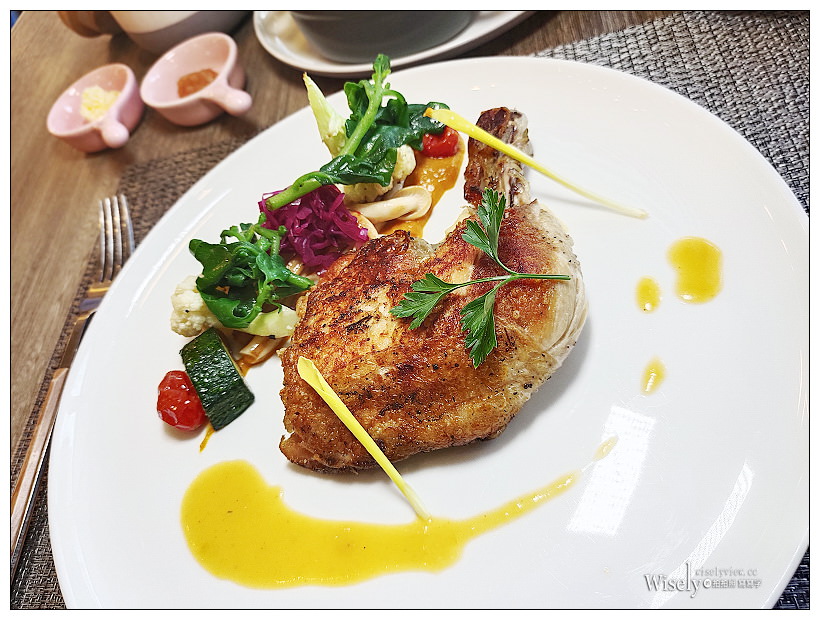 高雄新興。JOHO HOTEL︱相鄰車站捷運的精品酒店，半自助早餐午茶誠意十足，設施齊全高檔服務佳，頂樓夜景也很棒~高雄車站住宿推薦