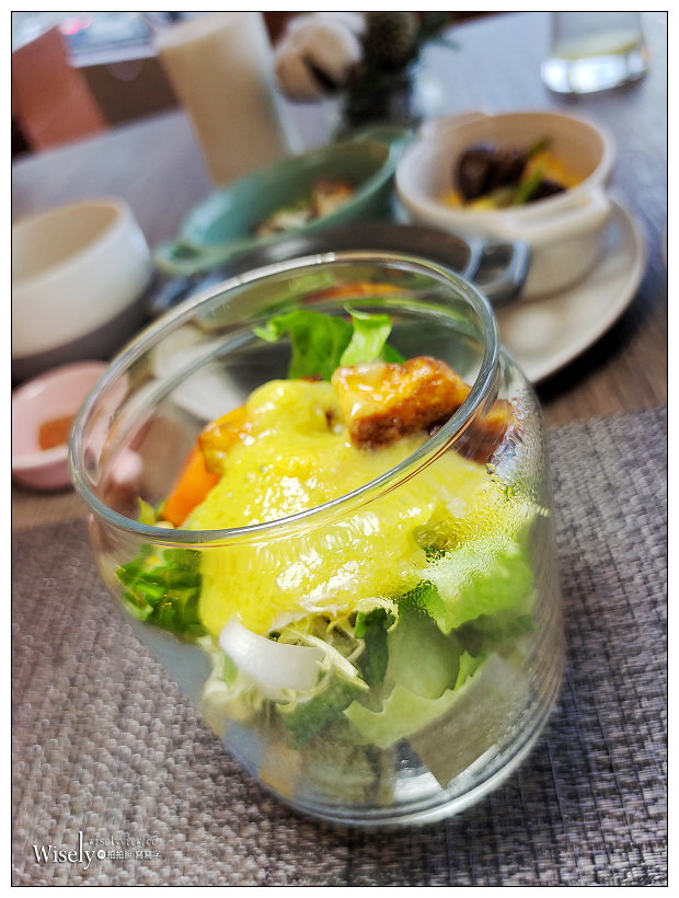 高雄新興。JOHO HOTEL︱相鄰車站捷運的精品酒店，半自助早餐午茶誠意十足，設施齊全高檔服務佳，頂樓夜景也很棒~高雄車站住宿推薦