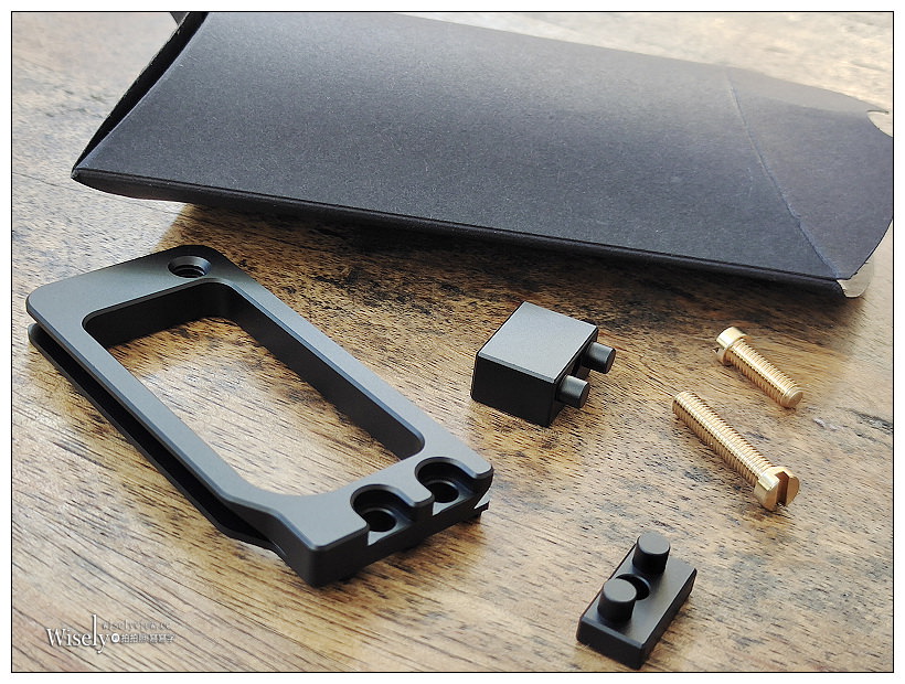 STC FOGRIP 快展手把 for Sony A7c︱輕鬆持握相機方便更換電池，還能直安腳架，售價NT3,000販售中