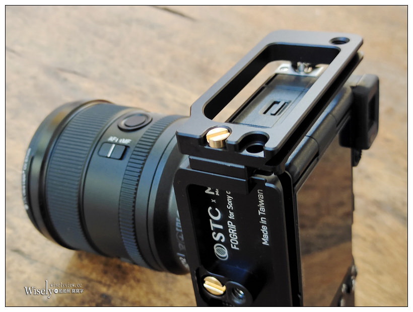 STC FOGRIP 快展手把 for Sony A7c︱輕鬆持握相機方便更換電池，還能直安腳架，售價NT3,000販售中