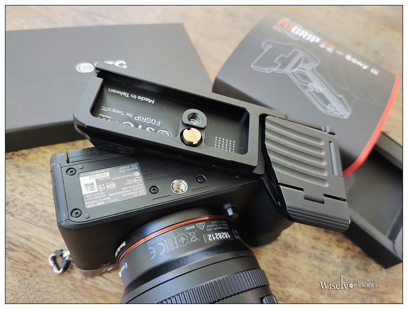 STC FOGRIP 快展手把 for Sony A7c︱輕鬆持握相機方便更換電池，還能直安腳架，售價NT3,000販售中