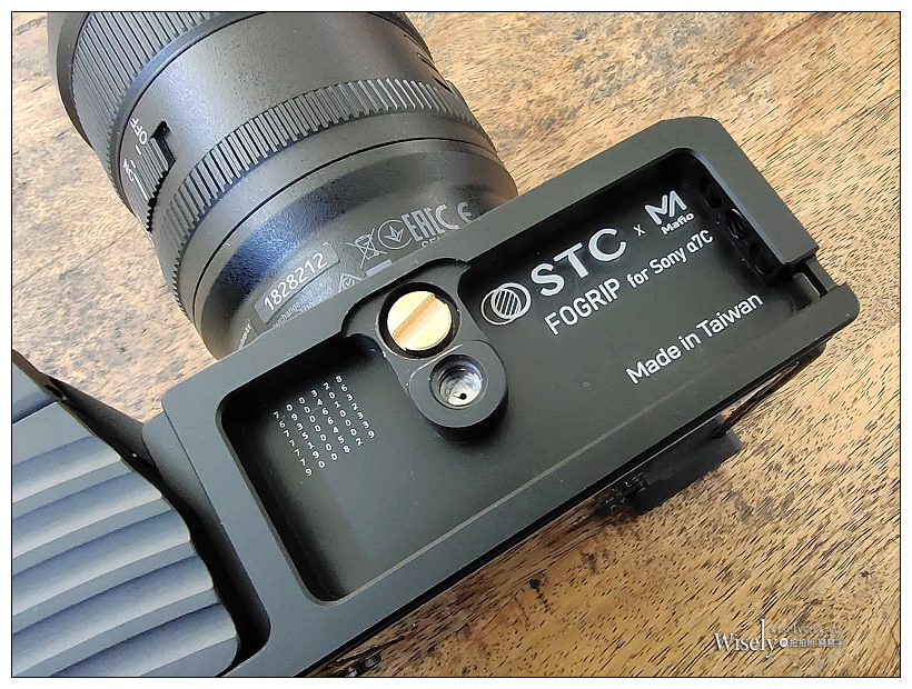 STC FOGRIP 快展手把 for Sony A7c︱輕鬆持握相機方便更換電池，還能直安腳架，售價NT3,000販售中