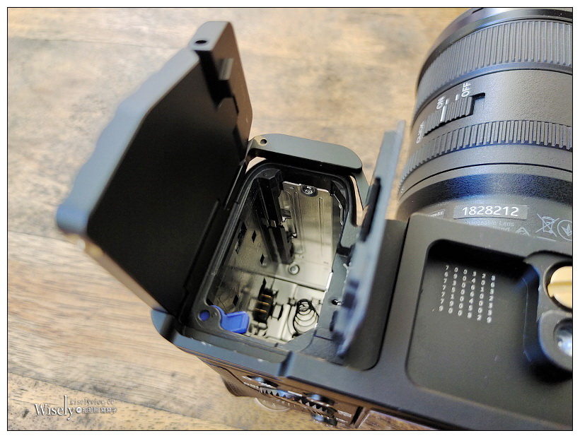 STC FOGRIP 快展手把 for Sony A7c︱輕鬆持握相機方便更換電池，還能直安腳架，售價NT3,000販售中