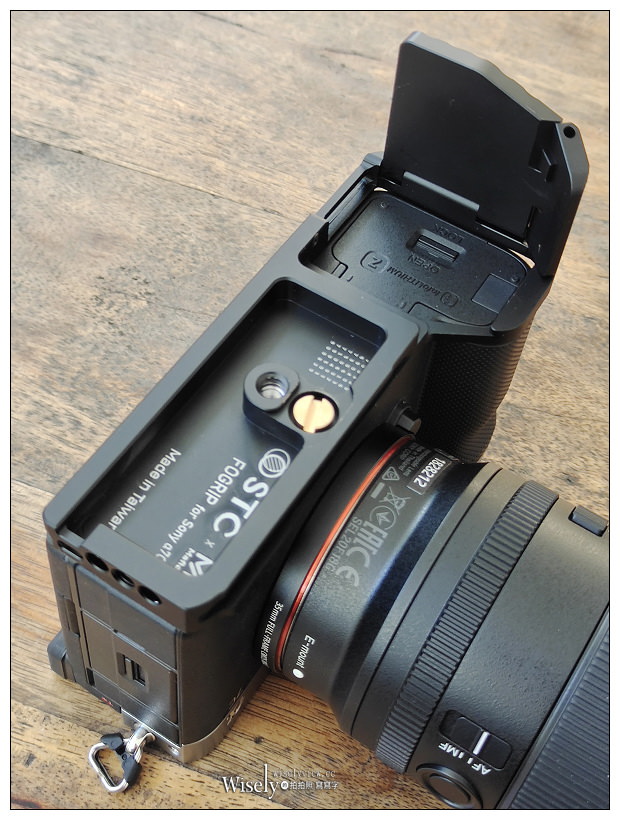 STC FOGRIP 快展手把 for Sony A7c︱輕鬆持握相機方便更換電池，還能直安腳架，售價NT3,000販售中