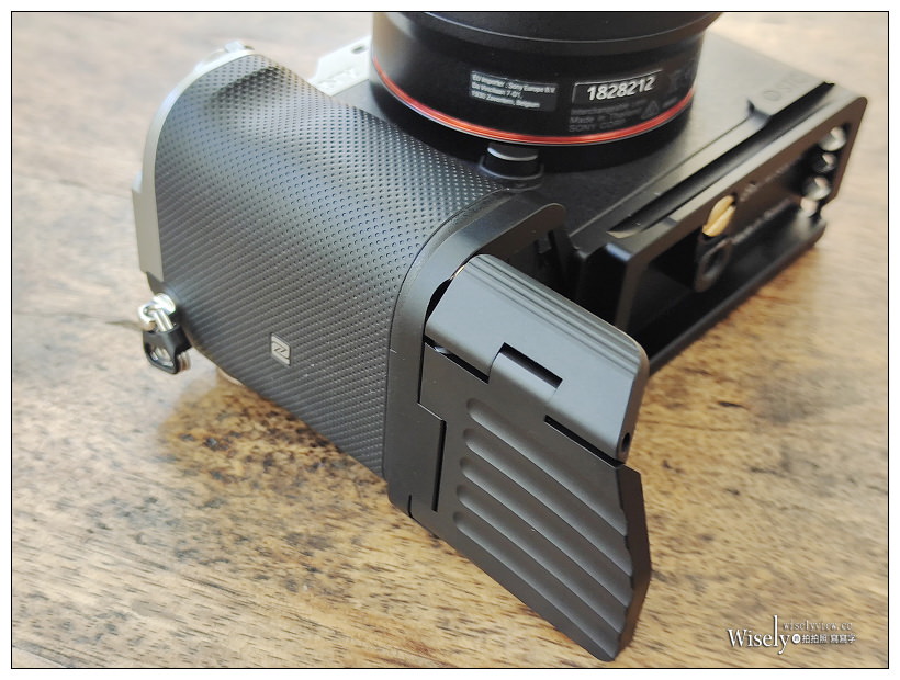 STC FOGRIP 快展手把 for Sony A7c︱輕鬆持握相機方便更換電池，還能直安腳架，售價NT3,000販售中