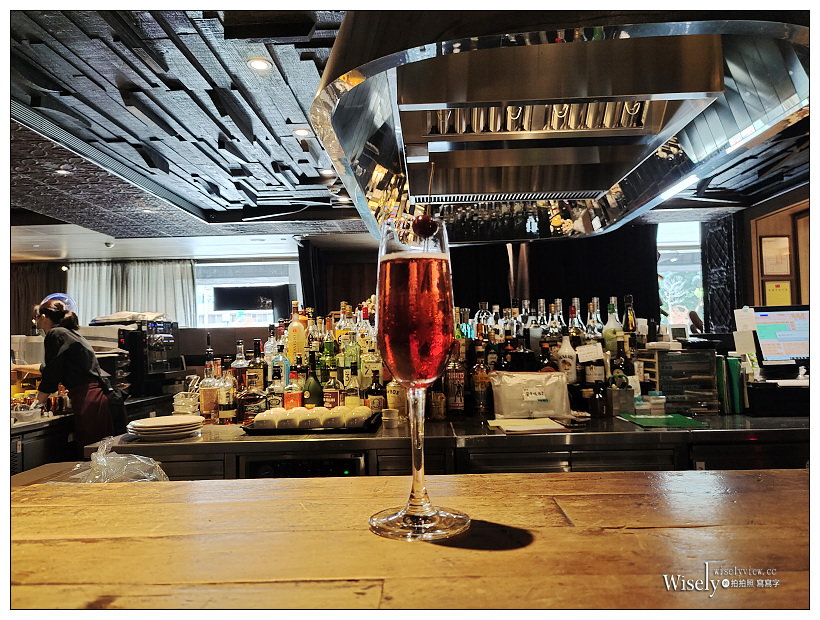 台北松山。333 Restaurant & Bar ︱九點開始暢飲紅白啤酒早午餐，還有松露薯條與單點調酒可享用～捷運南京復興站美食 x 台北小巨蛋美食 x 台北早午餐