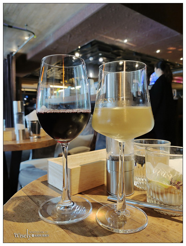 台北松山。333 Restaurant & Bar ︱九點開始暢飲紅白啤酒早午餐，還有松露薯條與單點調酒可享用～捷運南京復興站美食 x 台北小巨蛋美食 x 台北早午餐