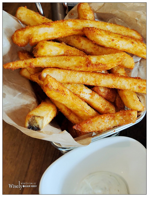 台北松山。333 Restaurant & Bar ︱九點開始暢飲紅白啤酒早午餐，還有松露薯條與單點調酒可享用～捷運南京復興站美食 x 台北小巨蛋美食 x 台北早午餐