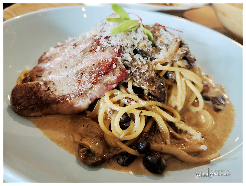 台北松山。333 Restaurant & Bar ︱九點開始暢飲紅白啤酒早午餐，還有松露薯條與單點調酒可享用～捷運南京復興站美食 x 台北小巨蛋美食 x 台北早午餐