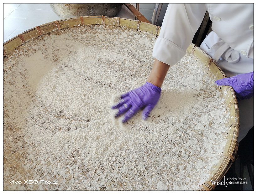 台北松山。點水樓南京店︱現場傳統手作搖元宵，四種口味可內用外帶；還有風味美食與蒜苔時令料理